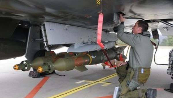 عسكري فرنسي يقوم بتحميل طائرة حربية متجهة الى ليبيا بالصواريخ