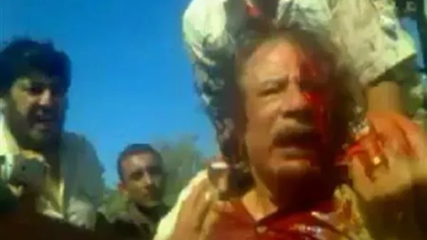 لقطة من تسجيل فيديو يظهر فيه القذافي فور اعتقاله في سرت يوم الخميس.
