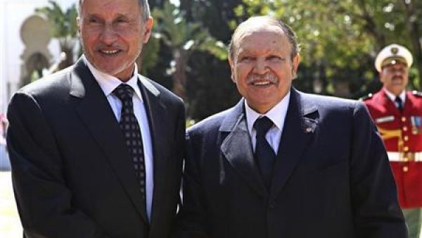 الرئيس الجزائري عبد العزيز بوتفليقة يصافح رئيس المجلس الوطني الانتقالي الليبي مصطفى عبد الجليل في القصر الرئاسي في الجزائر 
