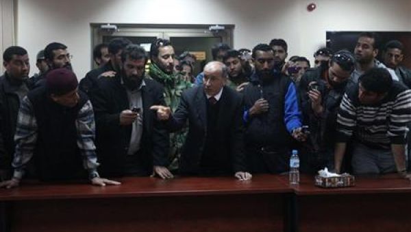 مصطفى عبد الجليل رئيس المجلس الوطني الانتقالي الليبي يتحدث الى محتجين بمقر المجلس في بنغازي 
