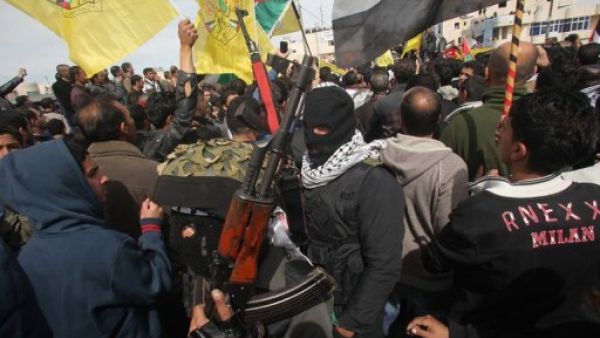 الاف الفلسطينيين يشيعون الاسير الشهيد جرادات