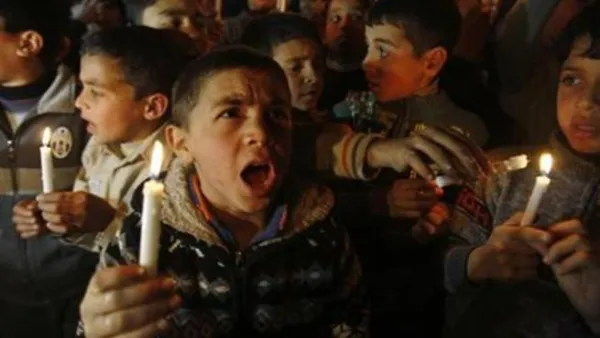 صبية يشعلون شموعا خلال احتجاج على انقطاع الكهرباء في غزة
