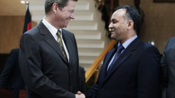 وزير الخارجية الالماني غيدو فسترفيلي (يسار) مصافحا علي العيسوي المكلف الشؤون الخارجية في المجلس الوطني الانتقالي في بنغازي