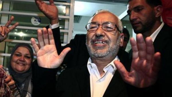 راشد الغنوشي يحيي انصاره بعد اعلان نتائج الانتخابات في تونس يوم الخميس