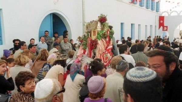 مئات اليهود يحجون إلى كنيس "الغريبة" 