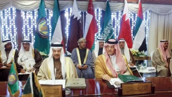 وزير الخارجية السعودي الامير سعود الفيصل (يمين) في قمة دول مجلس التعاون الخليجي