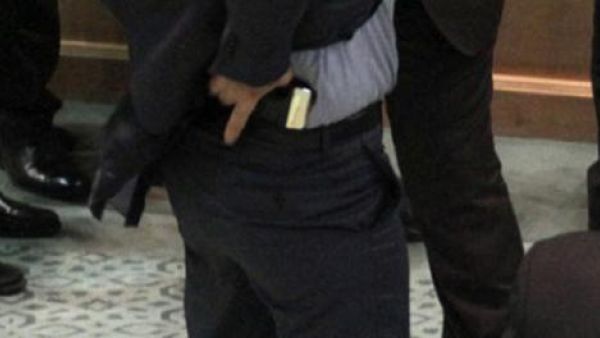 صورة للنائب العدوان وهو يمد يده الى مسدسه خلال الشجار