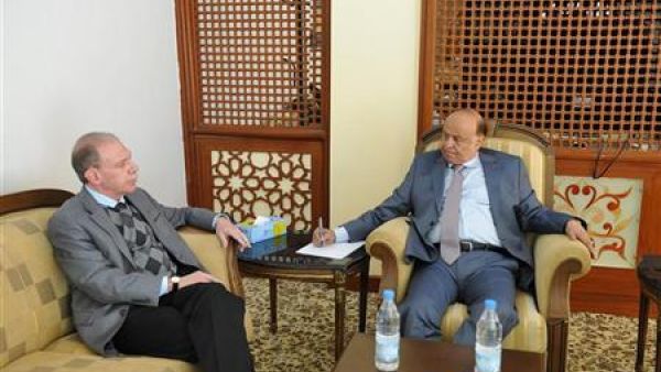 نائب الرئيس اليمني عبد ربه منصور هادي (إلى اليمين) لدى اجتماعه مع السفير الامريكي في 
