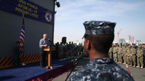 وزير الدفاع الأمريكي تشاك هاجل (الى اليسار) يلقي كلمة على متن السفينة الحربية بونس بالمنامة
