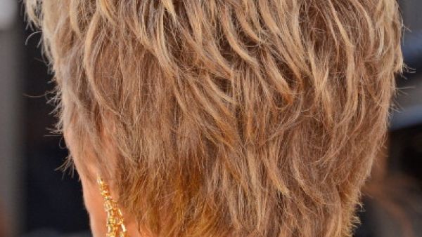 التدخين يقلل من تدفق الدم إلى فروة الرأس مما يؤدي إلى بطء نمو الشعر. 