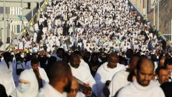 حجاج يستعدون لرمي الجمرات في منى 
