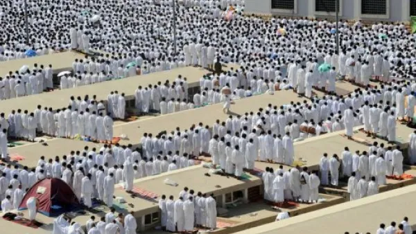 حجاج يشاركون في صلاة الظهر السبت بالقرب من جبل عرفات
