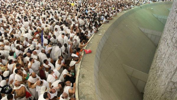 Thousands of pilgrims engage in the devil stoning ritual at Hajj. (Photo courtesy of Al Arabiya)