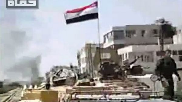 صورة ماخوذة من شريط فيديو لقوات من الجيش السوري داخل مدينة حماة
