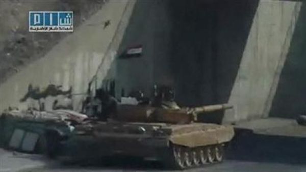 دبابة متمركزة بمدينة حماة السورية 
