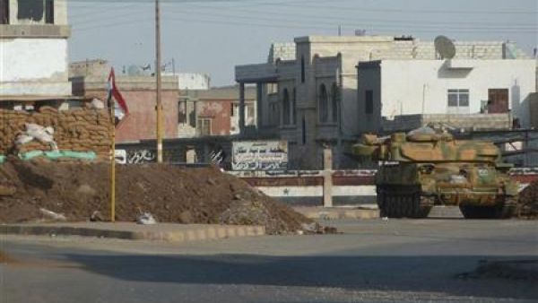 دبابة بنقطة تفتيش في الحلة قرب حمص 
