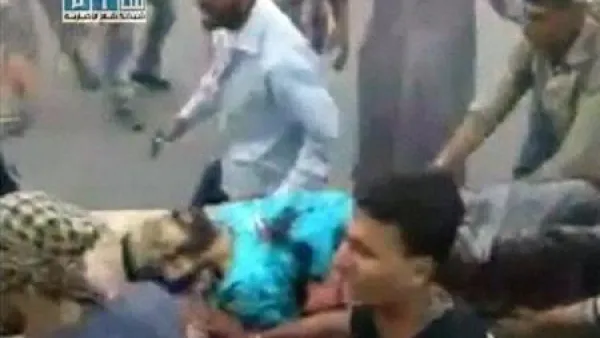 سوريون ينقلون مصابا الى مستشفى في حماة
