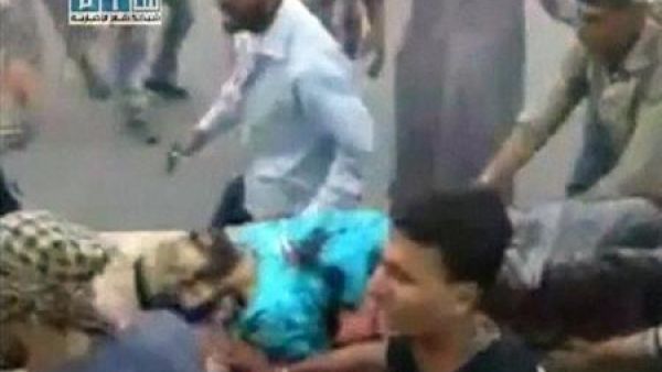 سوريون ينقلون مصابا الى مستشفى في حماة
