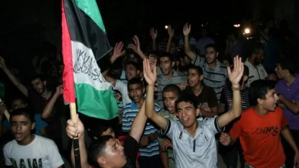 مناصرو حماس يحتفلون بالاتفاق على صفقة اطلاق سراح الف اسير فلسطيني مقابل اطلاق سراح الجندي الاسرائيلي جلعاد شاليط
