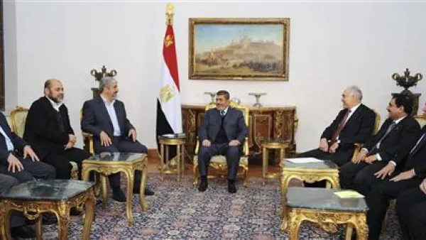 الرئيس المصري محمد مرسي خلال اجتماعه مع وفد حركة حماس في القاهرة
