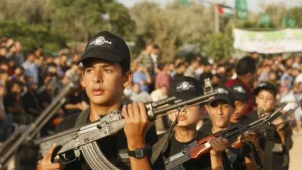 حفل في نهاية مخيم صيفي عسكري لغزة في حماس
