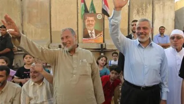 اسماعيل هنية (إلى اليمين) في مدينة غزة يوم 24 يونيو حزيران خلال احتفالات بفوز مرسي بالرئاسة المصرية

