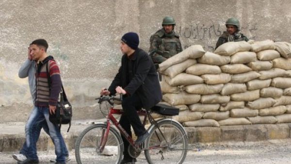 جنود سوريون في حرستا
