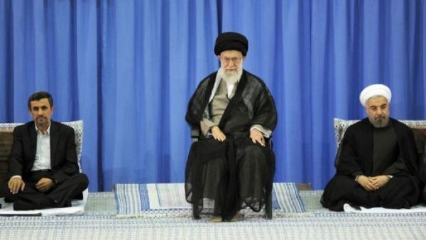 خامنئي والى يمينه نجاد ويساره روحاني