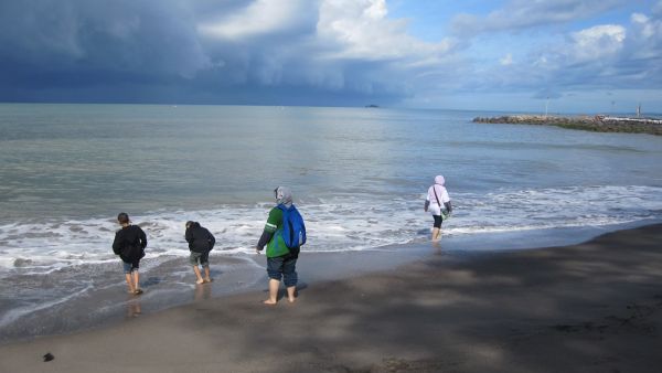 Ladies only beaches are only option for some: “I am veiled. I can’t wear a bathing suit in public.”
