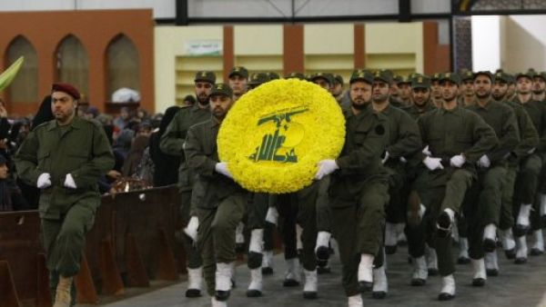 عناصر من حزب الله خلال حفل تكريم "الشهداء" في الضاحية الجنوبية في بيروت
