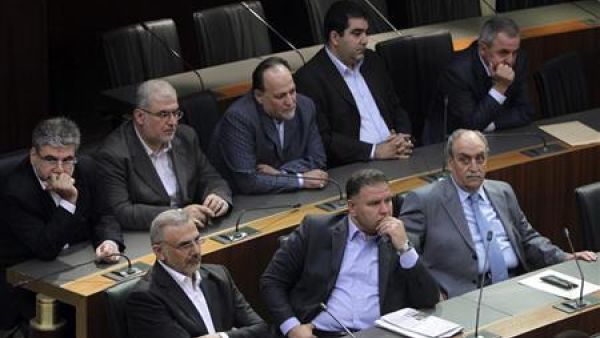 نواب من كتلة حزب الله البرلمانية خلال مناقشة بيان الحكومة يوم الثلاثاء في البرلمان
