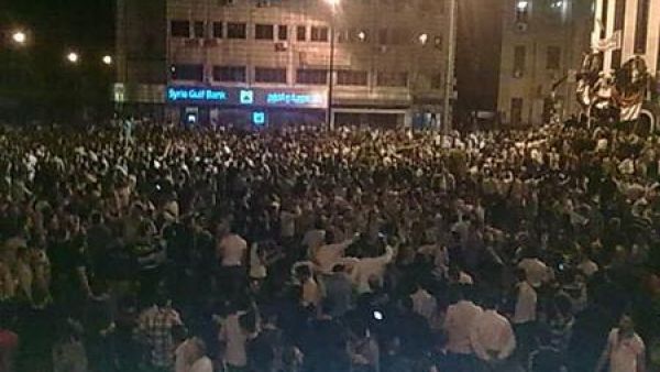 محتجون يحتشدون في ميدان الساعة بمدينة حمص 
