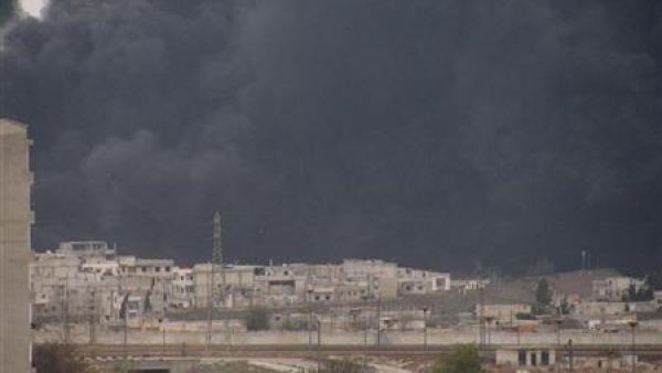 مدينة حمص ودخان أسود يتصاعد في سمائها 