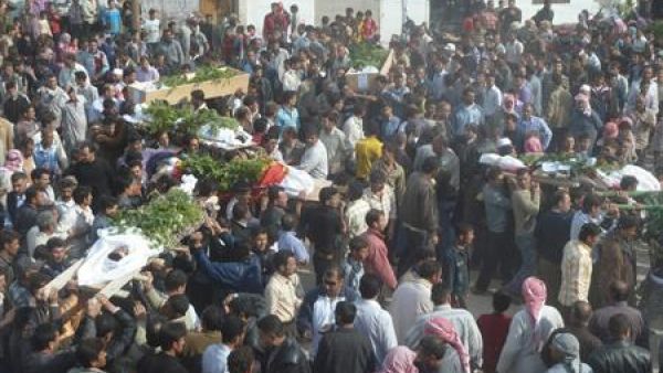 متظاهرون يحملون نعوشا بالقرب من حمص 
