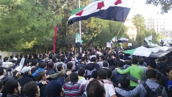 محتجون ضد الرئيس السوري بشار الاسد يتظاهرون في حمص 
