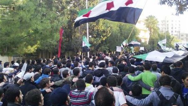 محتجون ضد الرئيس السوري بشار الاسد يتظاهرون في حمص 
