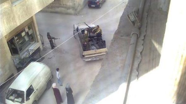 مسلحون موالون لحكومة الاسد في احد الشوارع قرب حمص
