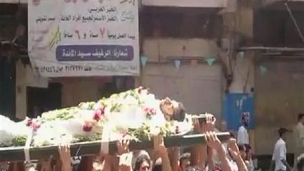 متظاهرون يحملون جثة متظاهر قتل في حمص