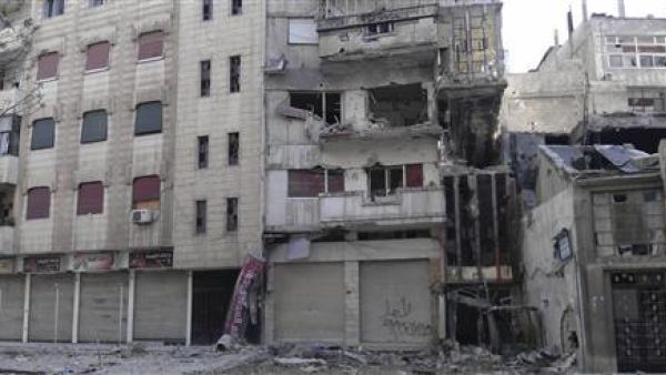 أثار الدمار على مبان في حمص يوم الثلاثاء
