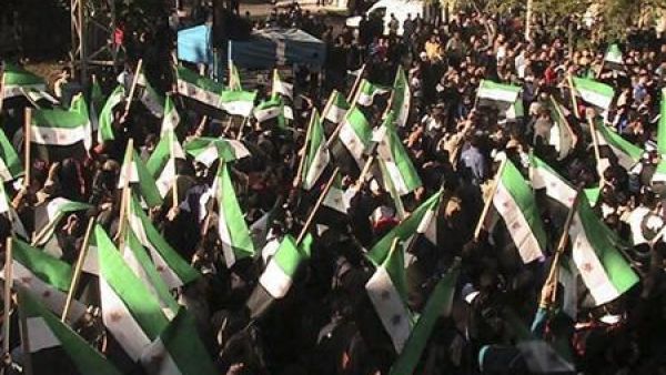 متظاهرون ضد الاسد بالقرب من درعا يوم الاحد 
