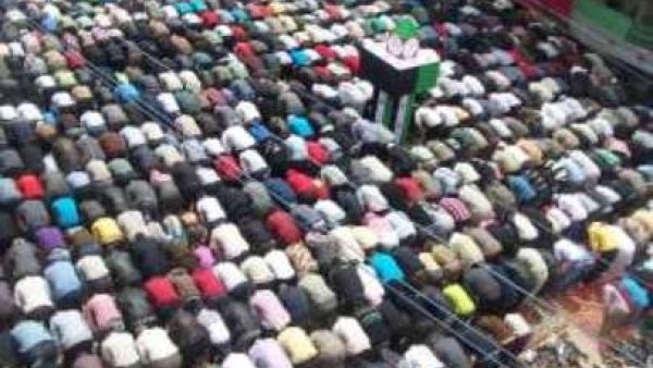 متظاهرون يؤدون صلاة الجمعة في مدينة القصير بمحافظة حمص