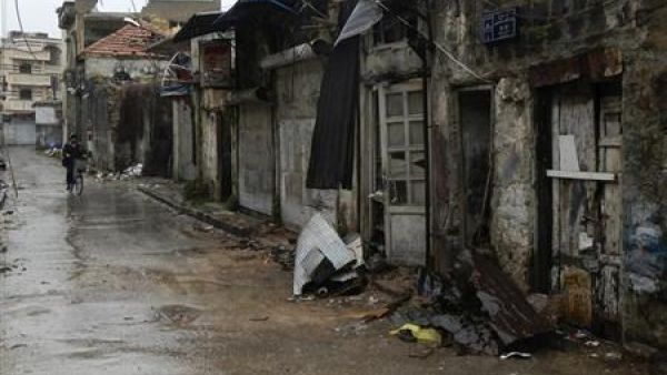 رجل يقود دراجته بجوار مبان مدمرة في حمص القديمة يوم الاربعاء 
