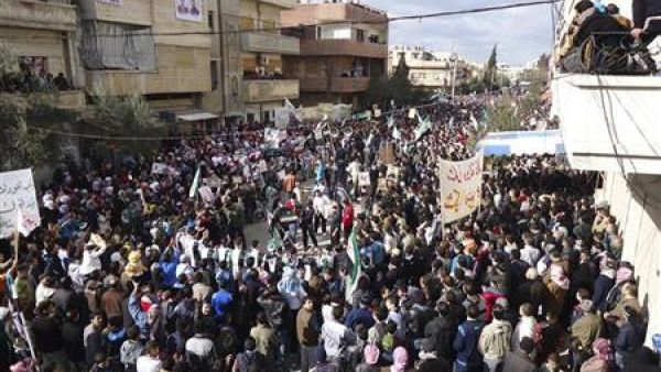 متظاهرون ضد الاسد بالقرب من حمص