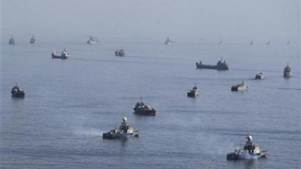 Iranian warships in the Strait of Humoz.