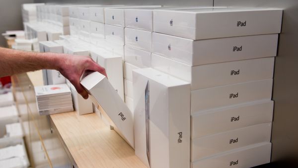 Get in the queue to get those iPad 2s while stocks last in the UAE.