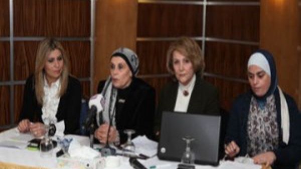 طلاب الجامعة الأمريكية في بيروت الذين شاركوا في‮ المعرض احتفالاً‮ ‬باليوم العالمي‮ ‬للتنوع البيولوجي