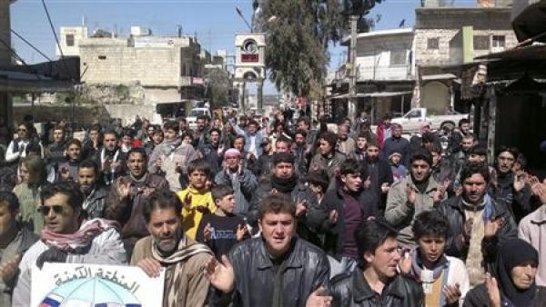 متظاهرون ضد الرئيس السوري بشار الاسد بالقرب من ادلب
