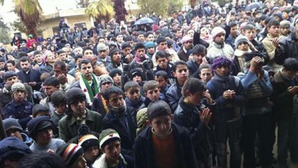 محتجون يتظاهرون ضد الرئيس السوري بشار الاسد بالقرب من ادلب