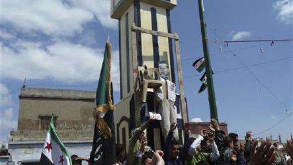 متظاهرون ينددون بالرئيس السوري بشار الاسد في كفر انبل بالقرب من ادلب
