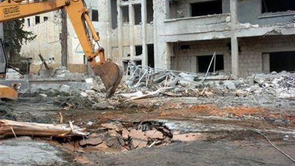 صورة من موقع انفجار قنبلتين بالقرب من مبان حكومية في ادلب يوم الاثنين